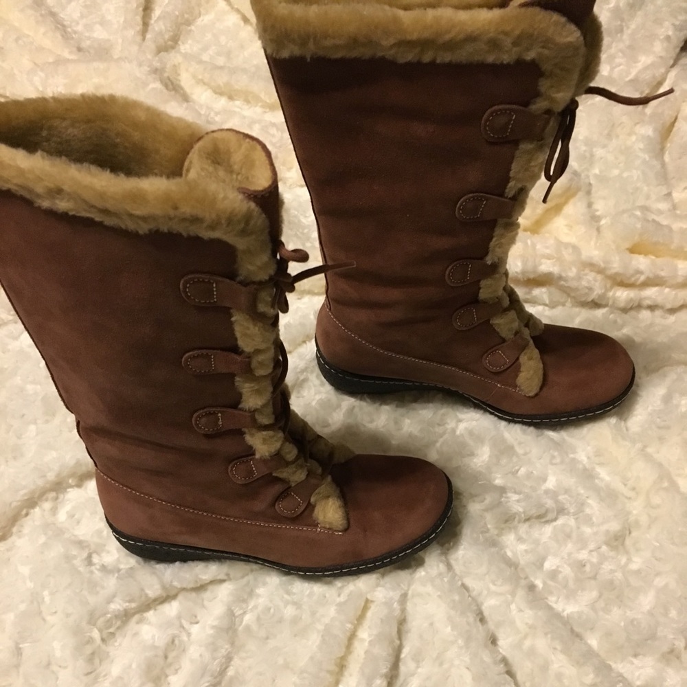 NWOT Women suede boots